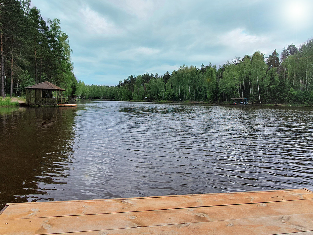 Озеро для ловли рыбы с домом отдыха в Бисерово